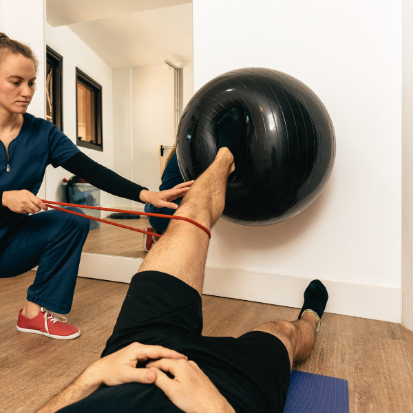 Athletic physiotherapy exercise involving a balancing and resistance movement